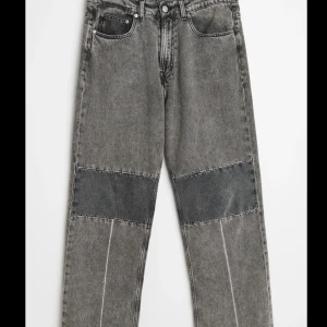 Our Legacy third Cut - Third Cut jeans från our legacy, använda väldigt sparsamt och inte särskilt mycket, grymt skick. Size 31 sjukt snygg fit! 