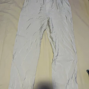 Ljusbeiga linnebyxor från Zara XS - Säljer ett par ljusbeiga linnebyxor från Zara i storlek XS. Endast testade!! Byxorna har resår i midjan, raka ben och två  bakfickor. Superlätta och svala i materialet. Passar även s/m beroende på lång jag är 164,5 och de går till anklarna på mig:) 💕