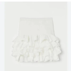 Vit volang kjol - Super söt vit volang kjol från hm, mycket bra skick❤️ skriv för fler frågor 