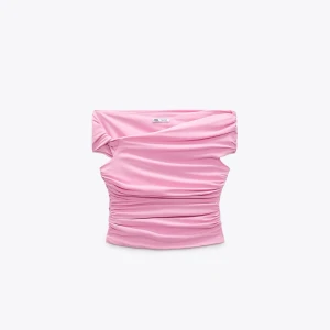 Rosa offshoulder topp - Säljer en ljusrosa croppad topp med offshoulder-design. Toppen är tight och har rynkade sidor som ger en snygg passform. Perfekt för dig som gillar en feminin och trendig stil. Superfin att matcha med både jeans och kjol.