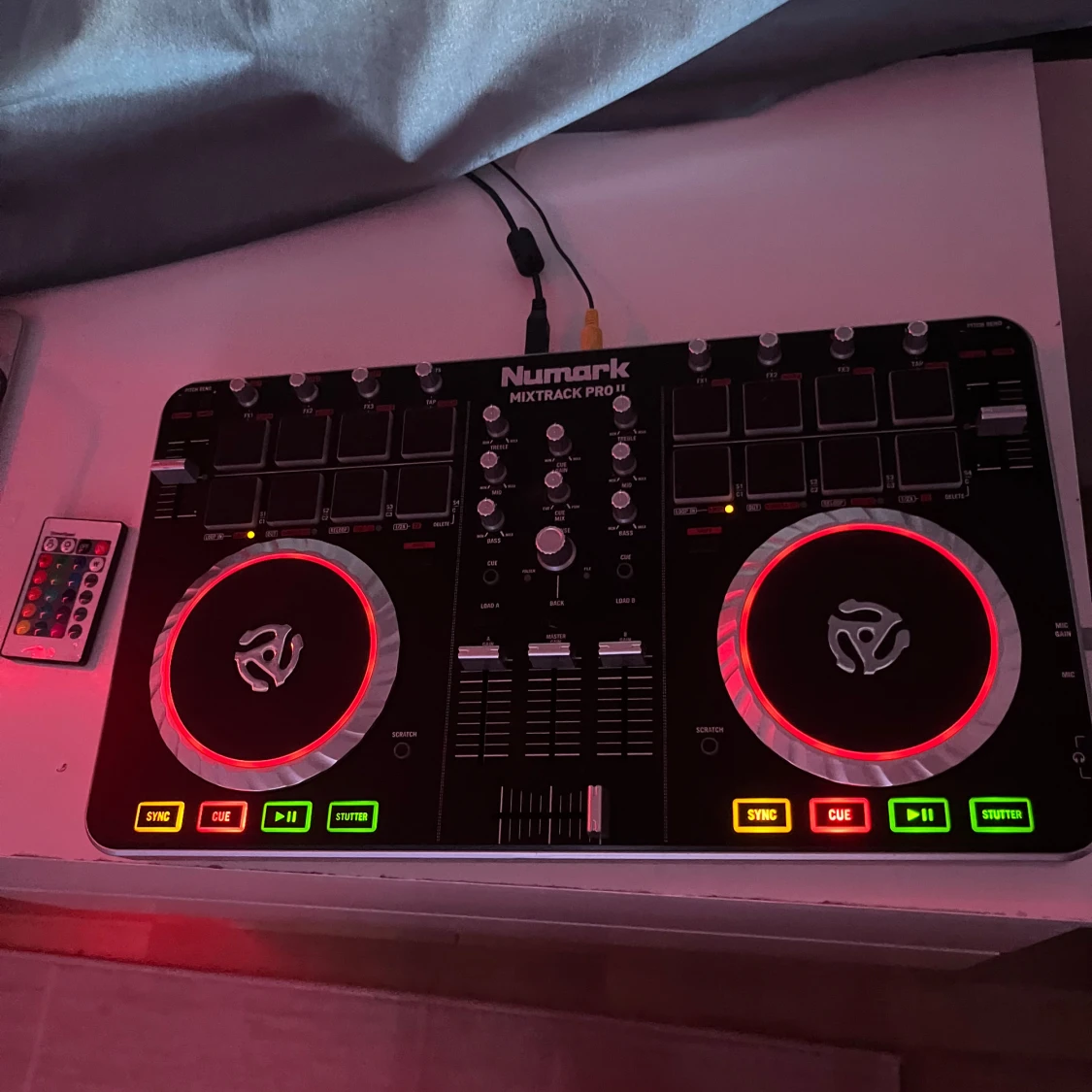 Säljer en DJ Mixtrack Pro II - 1