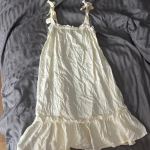 Vero Moda klänning - Säljer den här söta klänningen ifrån vero Moda i storlek s pågrund av att den inte passar, axelbanden kan justeras. ( står pieces på lappen men är från vero Moda)❤️krämvit färg