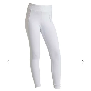 Kingsland tävlingsridbyxor 🐴 - Snygga vita ridbyxor  med normal midja och bred linning som ger extra stöd. Tight passform och stretchigt material, perfekta för träning eller chill. Diskret logga framtill och stilren design.