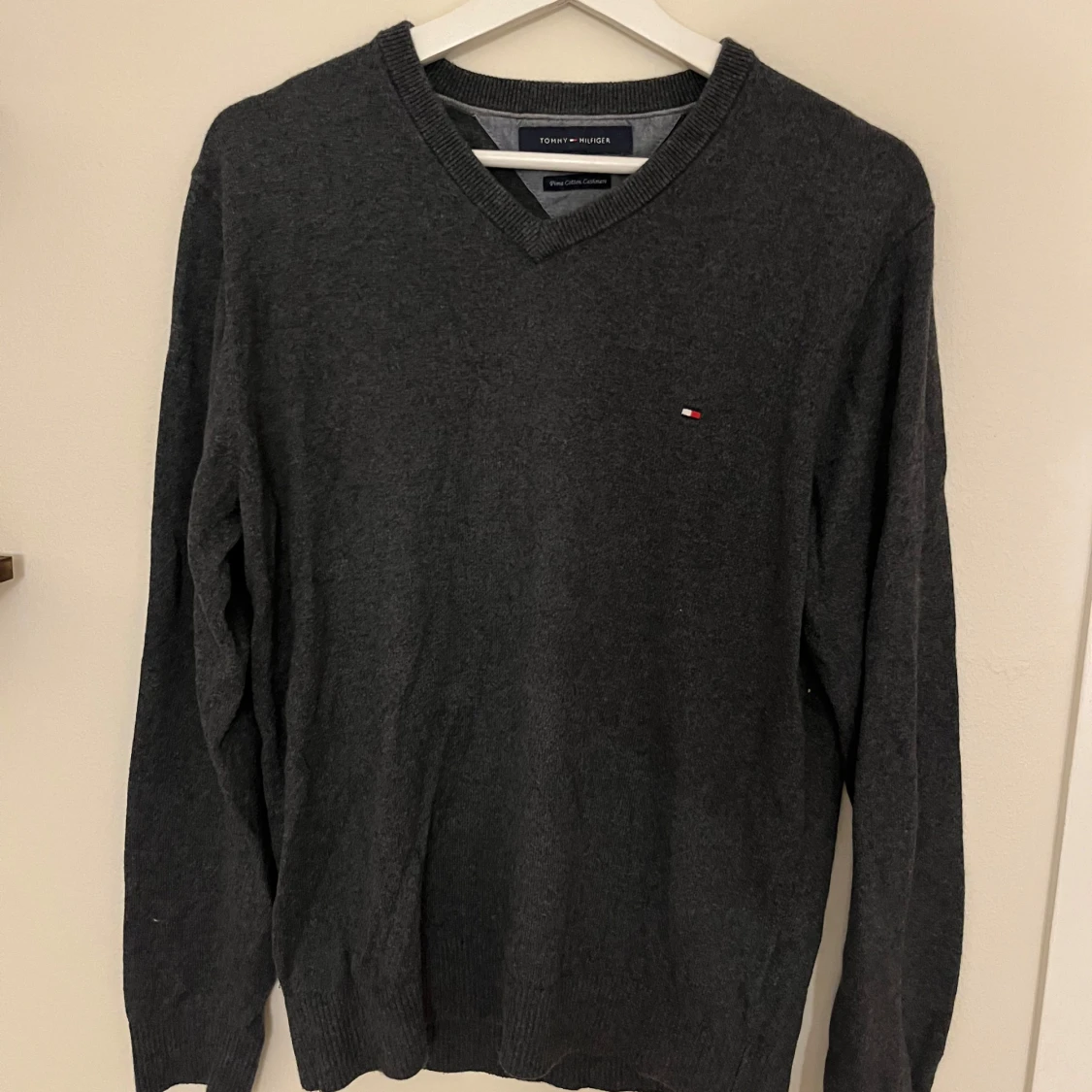 Mörkgrå v-ringad tröja Tommy Hilfiger