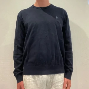 Marinblå Ralph Lauren tröja  - Marinblå Ralph lauren tröja || Storlek M || Tröjan  är i bra skick || Mitt pris 599kr || Modellen på bilden är 170cm och väger 62kg || Tveka inte på att höra av dig vid frågor eller funderingar 