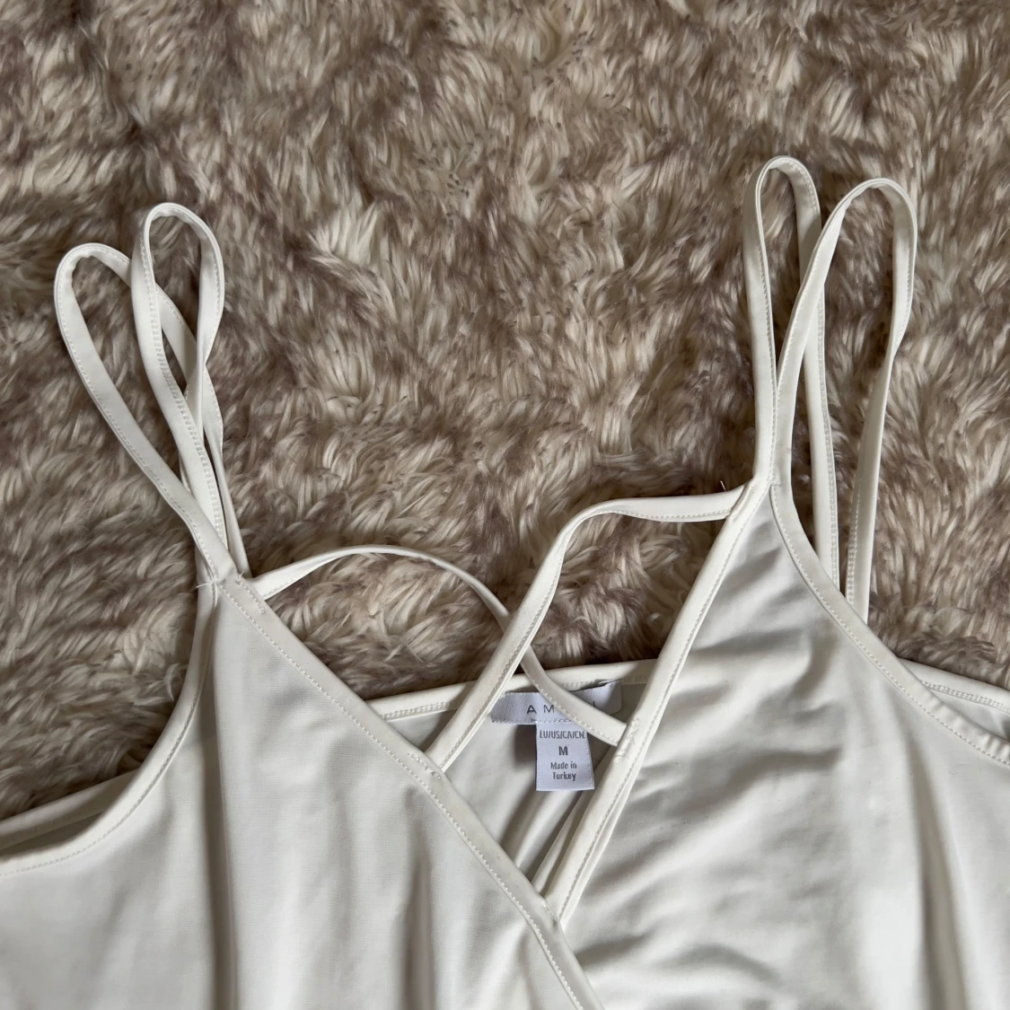 Vit omlott linnetopp från Amisu - 1