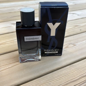 Yves Saint Laurent parfym  - Ml från början: 100 | Ml nu: 95 | Nypris: 1550 | Mitt pris: 850 | Köparen står för frakt | Hör av er vid frågor. 