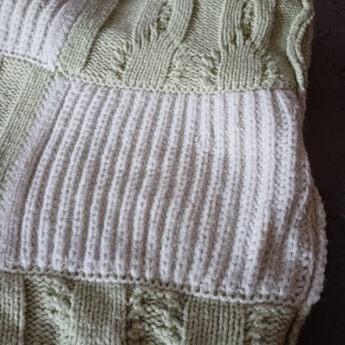 Stickad v-ringad tröja i grönt och vitt - 1