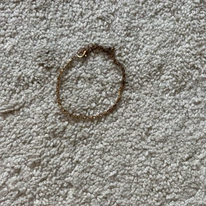 Tunt guldarmband med kedja - Säljer ett stilrent och tunt armband i guld med kedjedesign. Perfekt för dig som gillar enkla men snygga smycken. Armbandet har ett klassiskt lås och passar till alla tillfällen. OBS!!! KOMMER GÖRAS RENT INNAN SICKAD