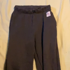 Svarta mjukisbyxor från H&M - Svarta mjukisbyxor från H&M med resår i midjan och avslappnad passform. Perfekta för chill dagar eller när du vill vara bekväm. Tillverkade i mjukt bomullsmaterial och har en enkel, stilren look utan onödiga detaljer.