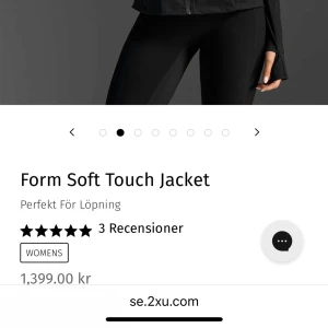 Svart träningsjacka från 2XU - Jätte fin svart, figursydd träningsjacka från 2XU med hel dragkedja framtill och hög krage.💞Jackan har långa ärmar med tumhål och är tillverkad i ett stretchigt, lätt syntetmaterial som andas. Jackan är i jätte bra skick🫶🏻Perfekt för löpning eller gymmet💪🏻👟Älskar verkligen denna men säljer då den är för stor för mig. 💞Skulle säga att den passar från sörre S-M.                      📍Möts upp i Umeå eller skickar mot fraktkostnad. Kostar 1400 på hemsidan 🫶🏻💸 Pris: 700kr (går att diskuteras) 