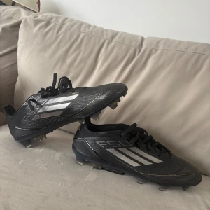 Svarta Adidas fotbollsskor med silverdetaljer - Endast testade 1 gång. Skicket 10/10