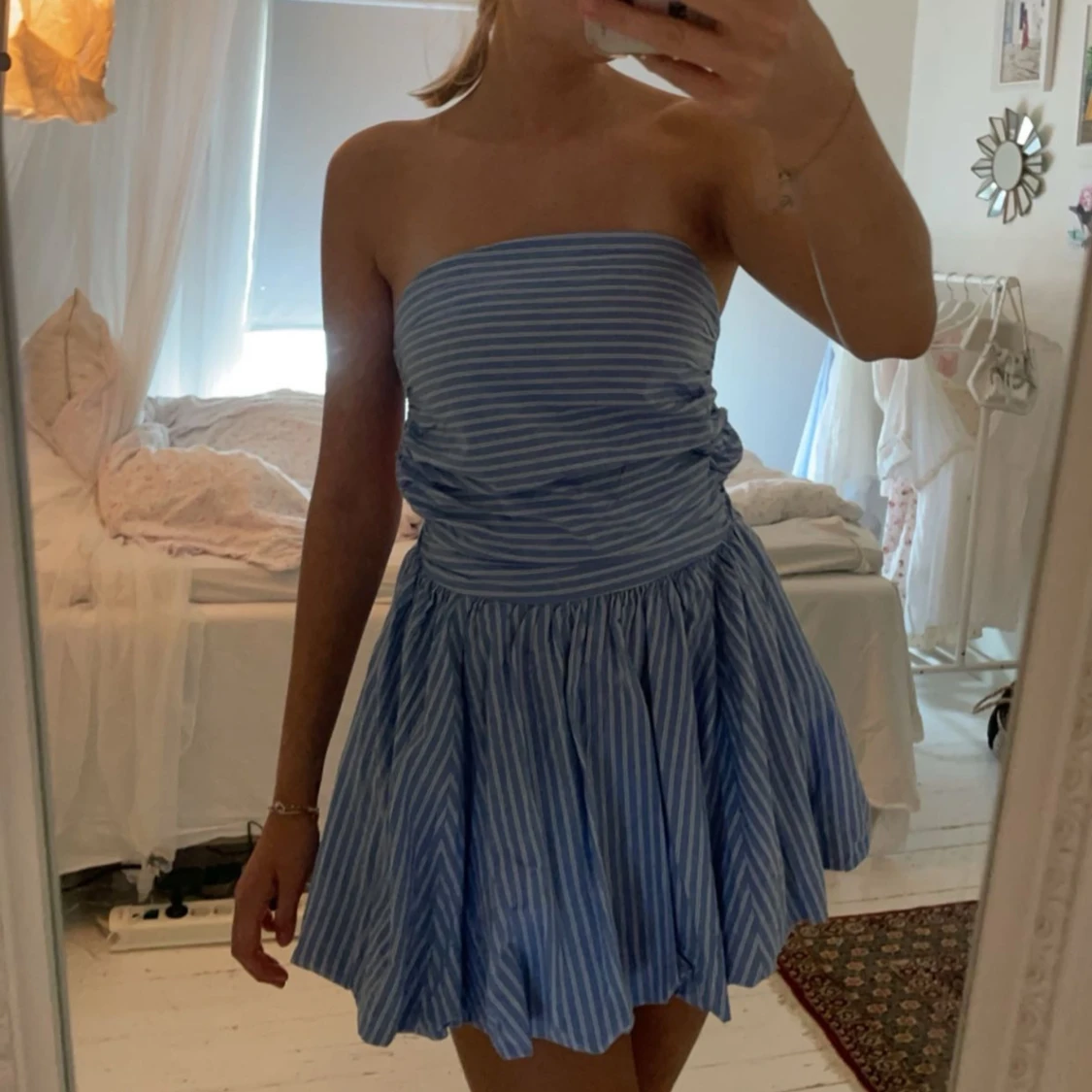 Blåvit axelbandslös kortklänning - 1