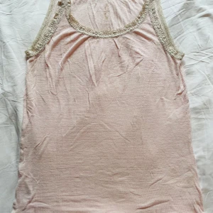 Ljusrosa spetslinne  - Superfint och supermjukt ljusrosa linn, köpt secondhand och i hyfsat använt skick men utan några direkta defekter💗