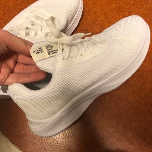 Nya Vita sneakers  - Nya vita skor, inte använda endast prövade. En kompis köpte dom åt mig då jag behövde ett par skor till jobbet, men dom är för stora, jag har storlek 38 men domhär är mer 39/40. Din är bra att ha som tränings skor eller jobbskor.