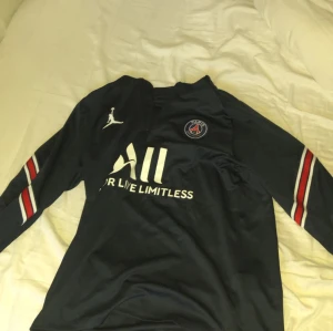 Psg tracksuit top  - Bra skick aldrig använd fick den i present om du vill köpa kan du skriva till mig om du har några mer frågor om plagget/priset mm.     