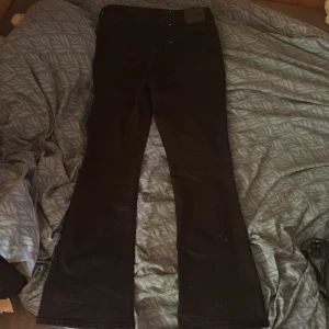 Svarta bootcut jeans Lee Breese Boot - Säljer ett par svarta Lee Breese Boot jeans med bootcut passform. Klassisk femficksmodell med normal midja och snyggt utsvängda ben. Materialet är mjukt och slitstarkt, perfekt för dig som gillar en tidlös look med lite edge. Pris kan diskuteras vid snabb affär!