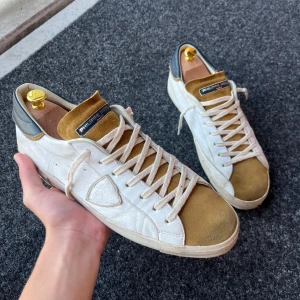 Philippe Model skor  - Hej säljer nu ett par feta Philippe Model skor! Storlek 45, skick 10/10! Priset är inte hugget i sten!