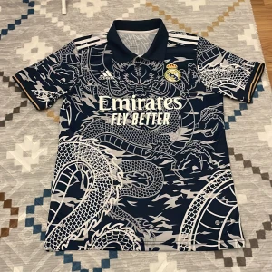 Fotbollströja piké real Madrid  - Säljer en riktigt riktigt fin designerad Real Madrid fotbollspike tröja i storlek S. Helt ny! Säljer den för jag andvänder inte den alls, köpte den för ett par månader sen, säljer den billigt nu! Vid frågor och intresse skriv till mig! 