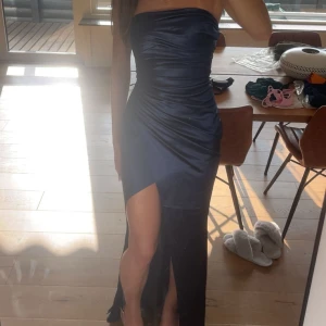 Lång marinblå ball klänning - Säljer min klänning jag haft på bröllop, har sytt om den, storlek XS/S💞💞