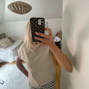 Beige stickad ärmlös tröja Lindex - Superfin ljusbeige stickad tröja från Lindex, kortärmad med lite polo. Storlek M men är liten i storleken💕