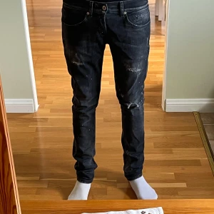 Dondup George 31 - Säljer dessa dondup jeans i storlek 31, modell George passar slim. Skriv om minsta fundering!