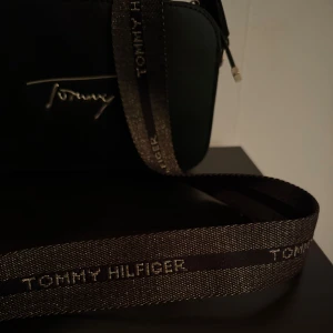 Svart axelväska Tommy Hilfiger - jätte fin tommy hilfiger väska som jag fick i födelsedagspresent (har därför inget bevis på att den är äkta) användt några gånger men inget som är synligt💕