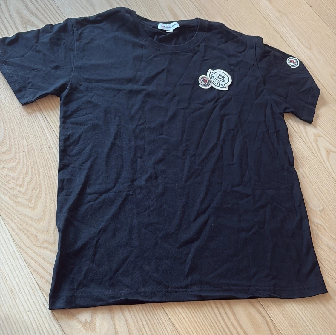 Svart Moncler t-shirt med patch