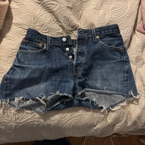 Levi's 501 jeansshorts - Super fina jeans shorts som jag skulle säga är i storlek S! Säljer då dem är för små på mig och därav finns inga bilder med dem på!
