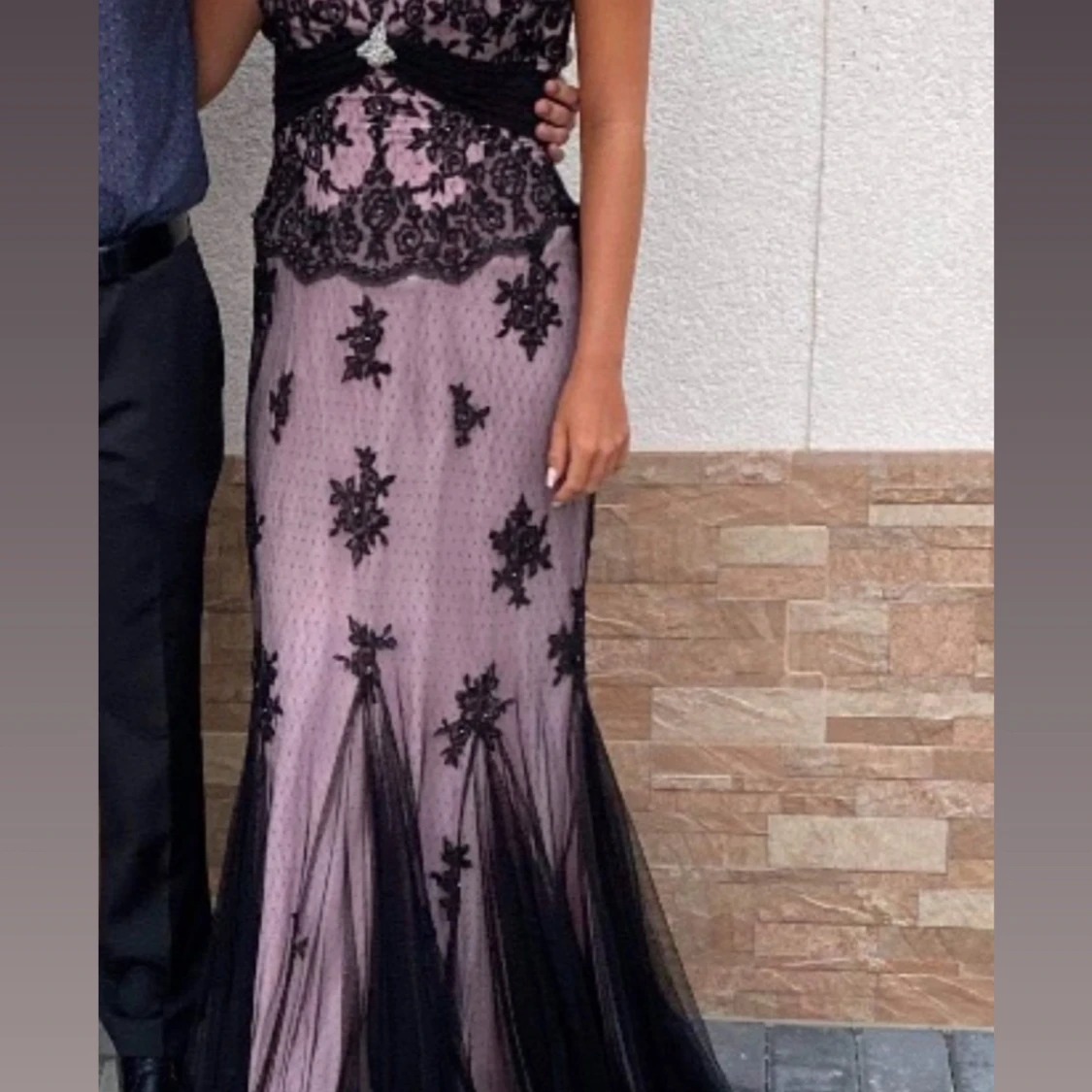 Lång spetsklänning i svart och lila