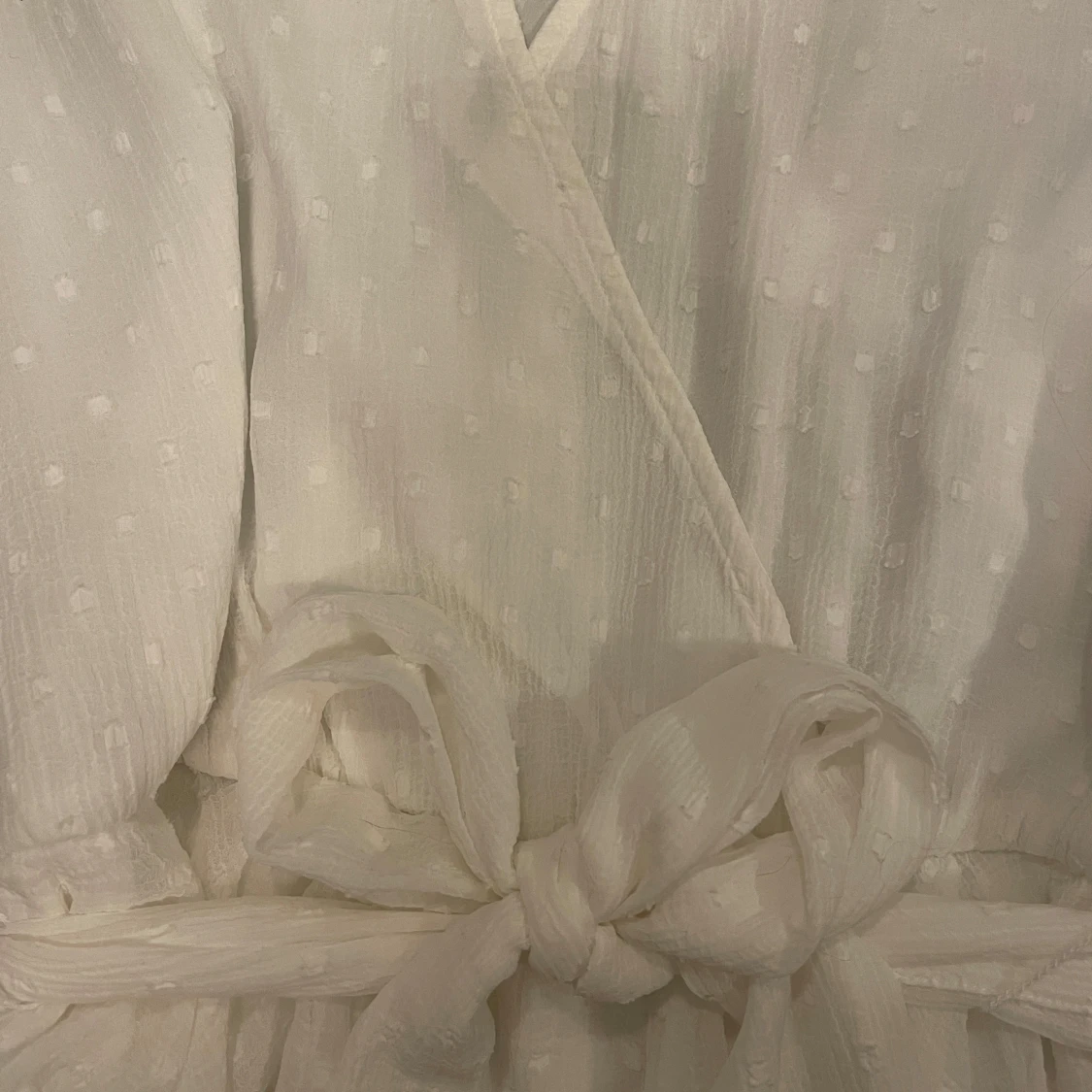 Vit volangklänning från Gina Tricot - 3