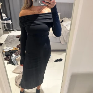 Klänning - Classy offshoulder klänning 🖤 prislapp kvar! 💞