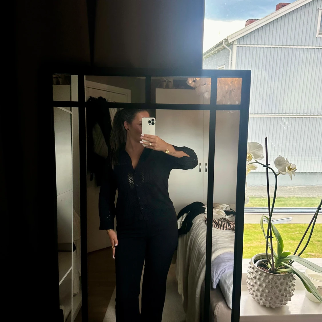 Svart skjorta med spetsdetaljer - 1