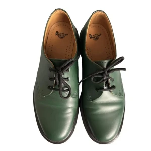 Gröna Dr. Martens i skinn - Klassiska gröna Dr. Martens med rund tå och svarta snören. Skorna är i slätt skinn och har en robust, genomskinlig sula med Dr. Martens logga. Knappt använda! :)