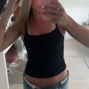 Mini jeanskjol  - Low waist jeanskjol, har vikt ner kanten men den är low waist även om man ej gör de. Storlek 158 i barn, men sitter som en xs,s som jag vanligt vis har💕
