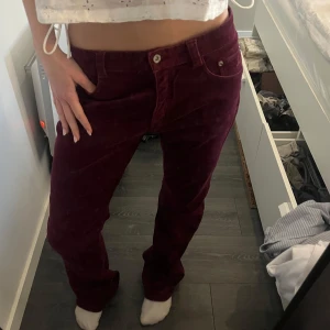 Röda jeans - Säljer dessa jeans från H&M. Dom är i barnstorlek men passar mig (nästan stora) som är 16år