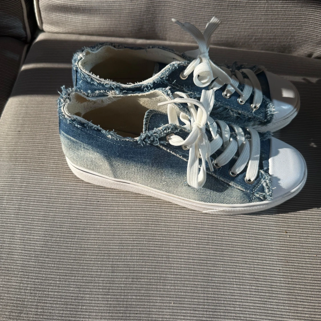 Blå jeanssneakers med fransad kant