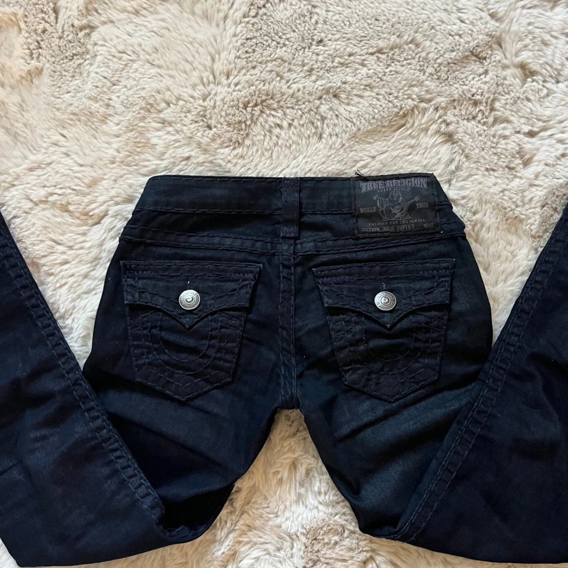 Svarta True Religion jeans med detaljer