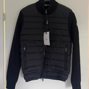 Moncler cardigan - Moncler cardigan. Storlek M. Svart. Oanvänd.