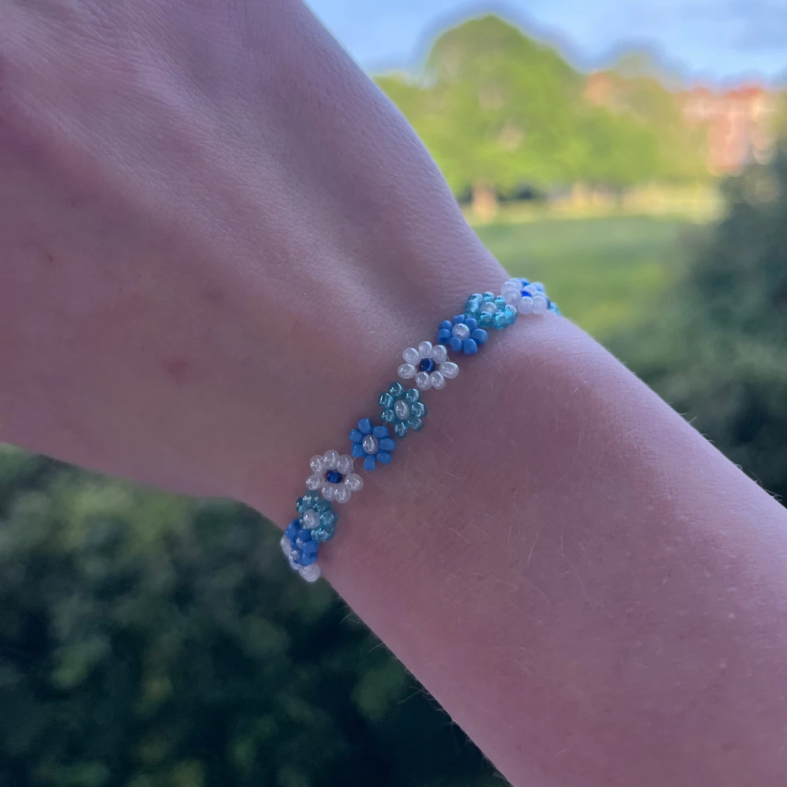 Blommigt pärlarmband i blått och vitt - 1