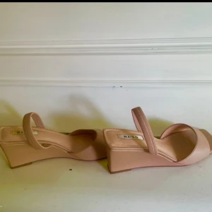 Jättefina sandaler från Nelly - Jättefina sandaler från Nelly, använda några timmar inomhus, som nya