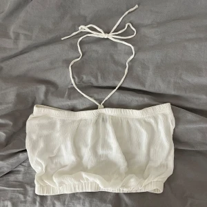 Topp - Vit enkel topp från bikbok i storlek L, men skulle säga att den passar M och S också!! 🤍🤍man kan välja att knyta den runt nacken med ett snöre men det går också att ta av och ha den utan snöre! säljer billigt för vill bli av med den💕