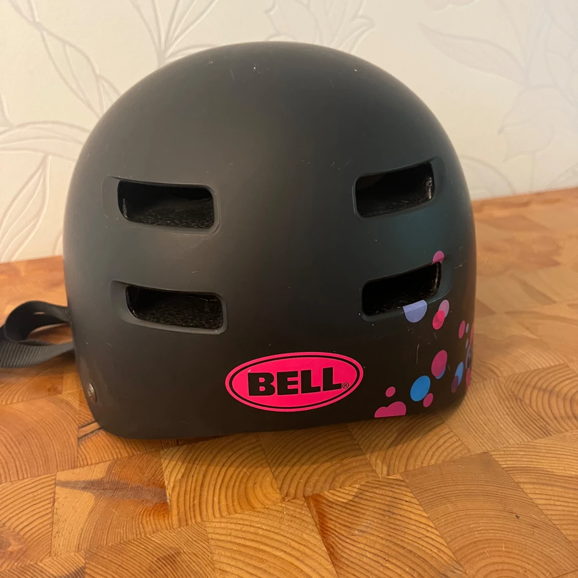 Svart cykelhjälm med rosa detaljer  - 2