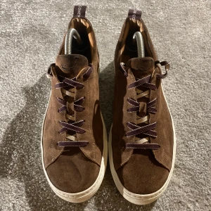 Jacob Cohen sneakers - Hej! Säljer nu mina skor från märket Jacob Cohen , storlek 42  bra skick, givetvis äkta. Tveka inte på att höra av dig om du har frågor eller funderingar kring skorna! 