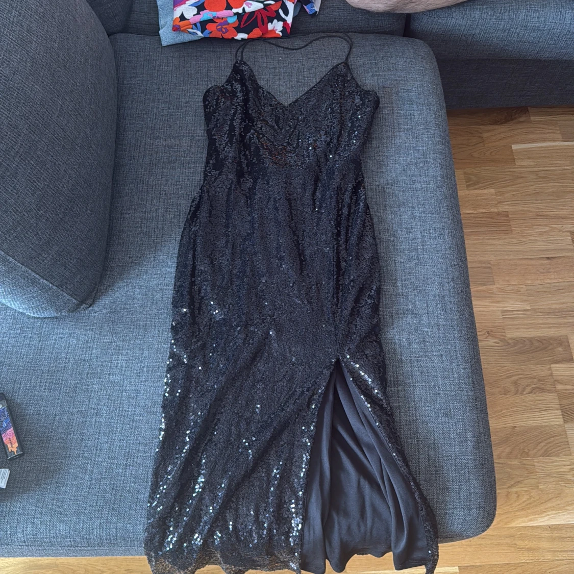 Svart glittrig långklänning NLY Trend