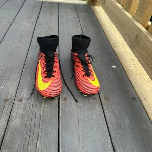 Nike Mercurial fotbollsskor röd/svart - Säljer ett par Nike Mercurial superfly 5 Ronaldo euro 2016. Eftertraktade skor och väldigt sköna.