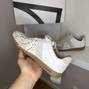 Maison Margiela - Maison Margiela sneakers , kvitto låda och skor får man med vid köp. Skorna är 9/10 sick och är enbart lite smutsiga och repade under sulan vilket är naturligtvis meningen pris går att förhandla och skorna säljs i befintligt sick. Se sista bilden för att se kvittot. Innesulan är bytt från orginal till extra sulorna man får med när man köper dem vilket sänker priset en del!