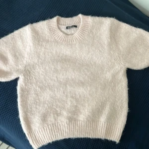 Ljusrosa stickad tröja Gina Tricot - Jätte söt mjuk och fluffig ljusrosa stickad tröja från Gina Tricot. Tröjan har rund halsringning och ribbade muddar.  Använd ett fåtal gånger. Storlek M men sitter mer som en S💕💕