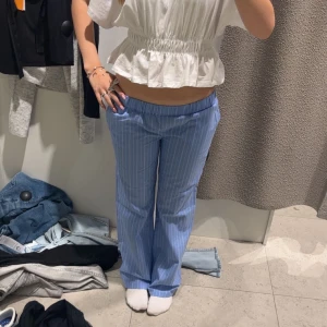 Blå randiga byxor med relaxed fit - Lågmidjade byxor i blått ifrån Gina tricot i storlek 158/164 men som xs eller s. Jätte bra skick använda Max 1 gång. Om ni har frågor eller är intresserade skriv💓