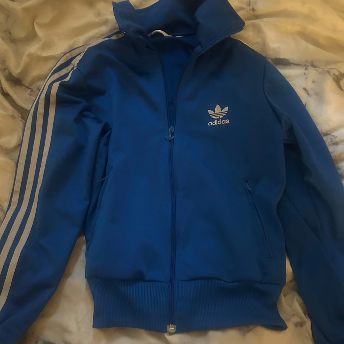 Blå Adidas track jacket med vita ränder